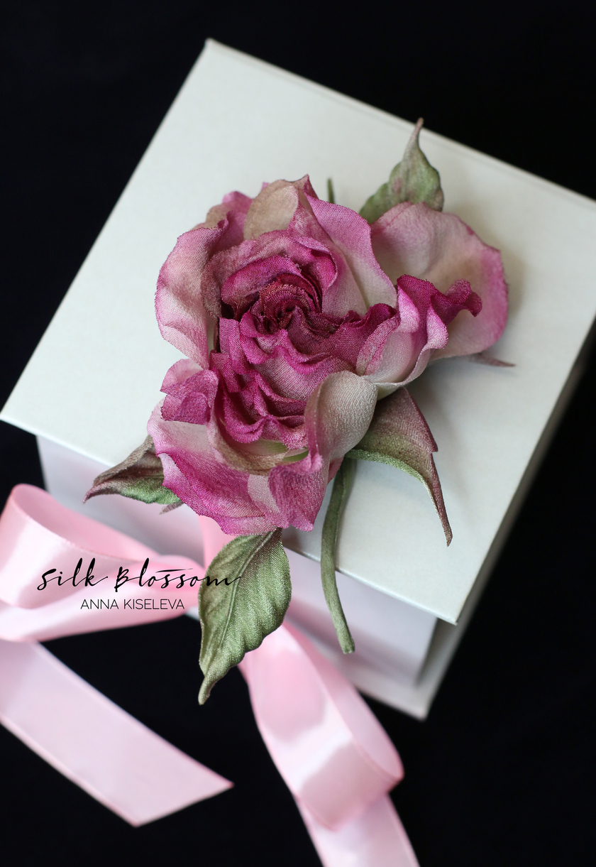 Миниатюрная шелковая роза - брошь