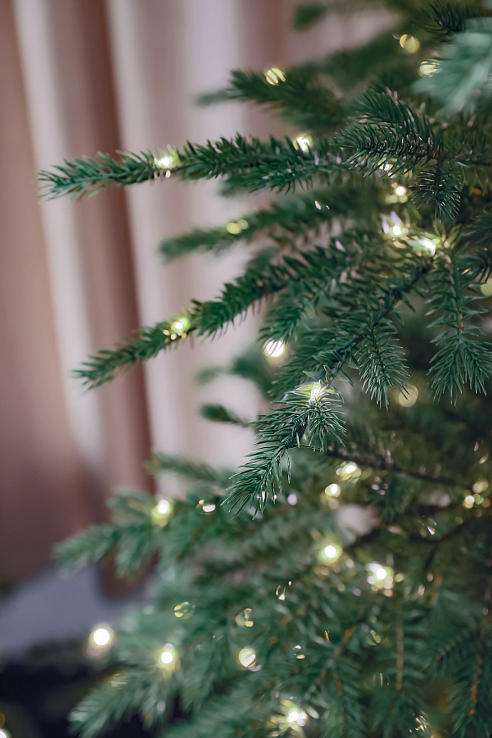 Ель искусственная с лампочкам Мурманская