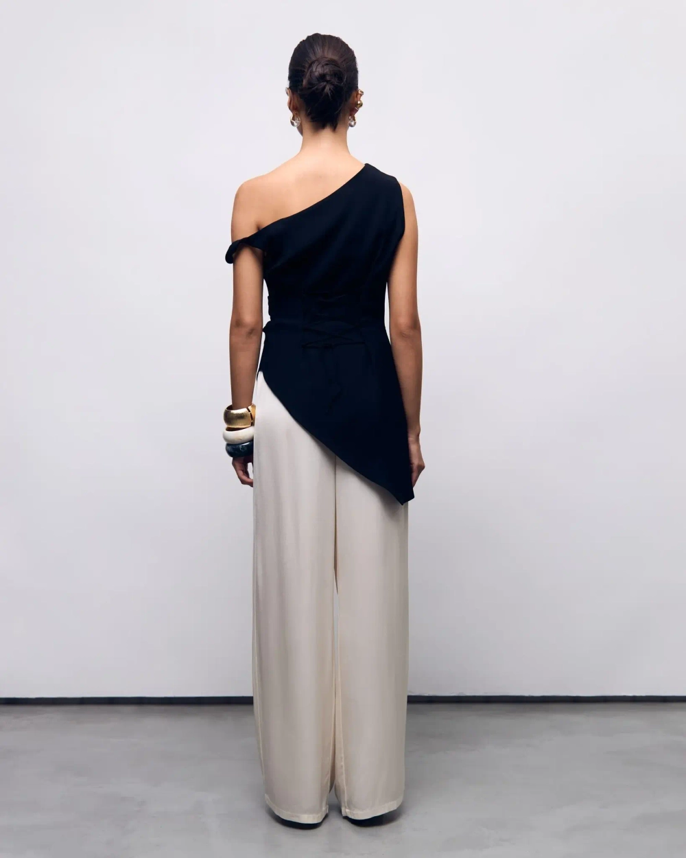 Топ приталенный на одно плечо