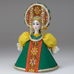 Малая подвесная кукла в круглом кокошнике