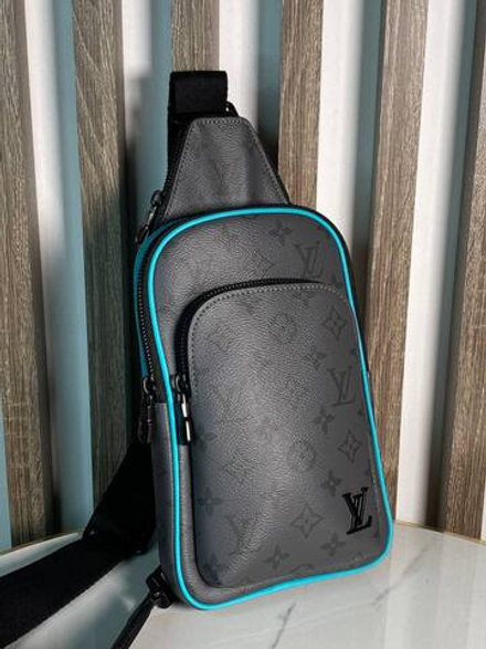 Сумка-слинг Louis Vuitton