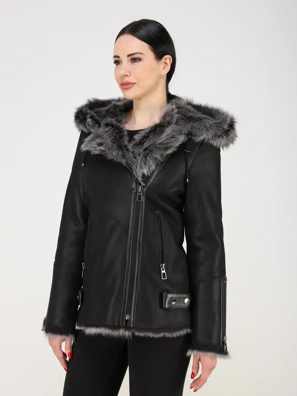 Дубленка зимняя натуральная с капюшоном короткая