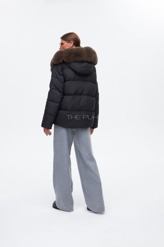 Черный пуховик с капюшоном и воротом из песца