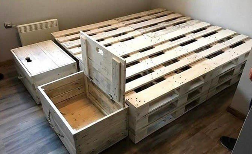 Кровать стилизованная под поддоны КР26