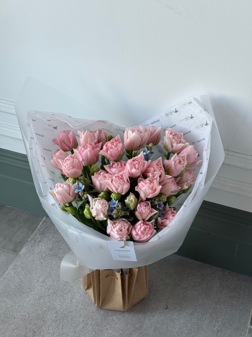 Букет из 27 розовых пионовидных тюльпанов и голубого оксипеталума