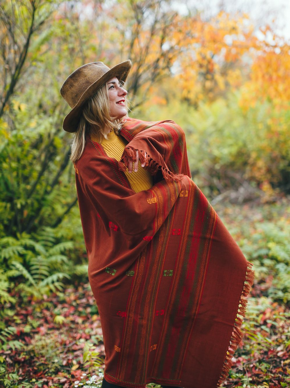 Шаль с  гуджаратской вышивкой