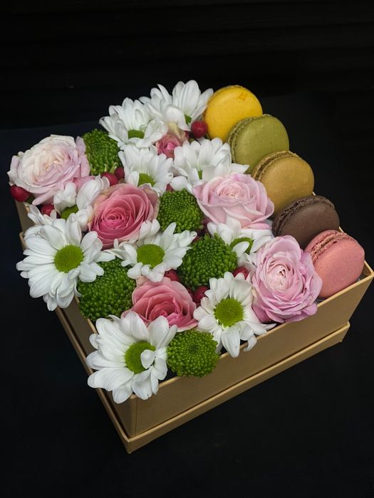 Цветы и macaron ( 5 шт.) в коробке ( вид коробки на выбор) #157