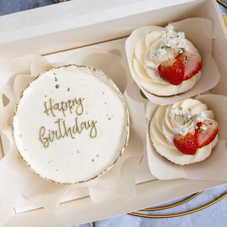 Бенто торт и 2 капкейка «Happy Birthday»