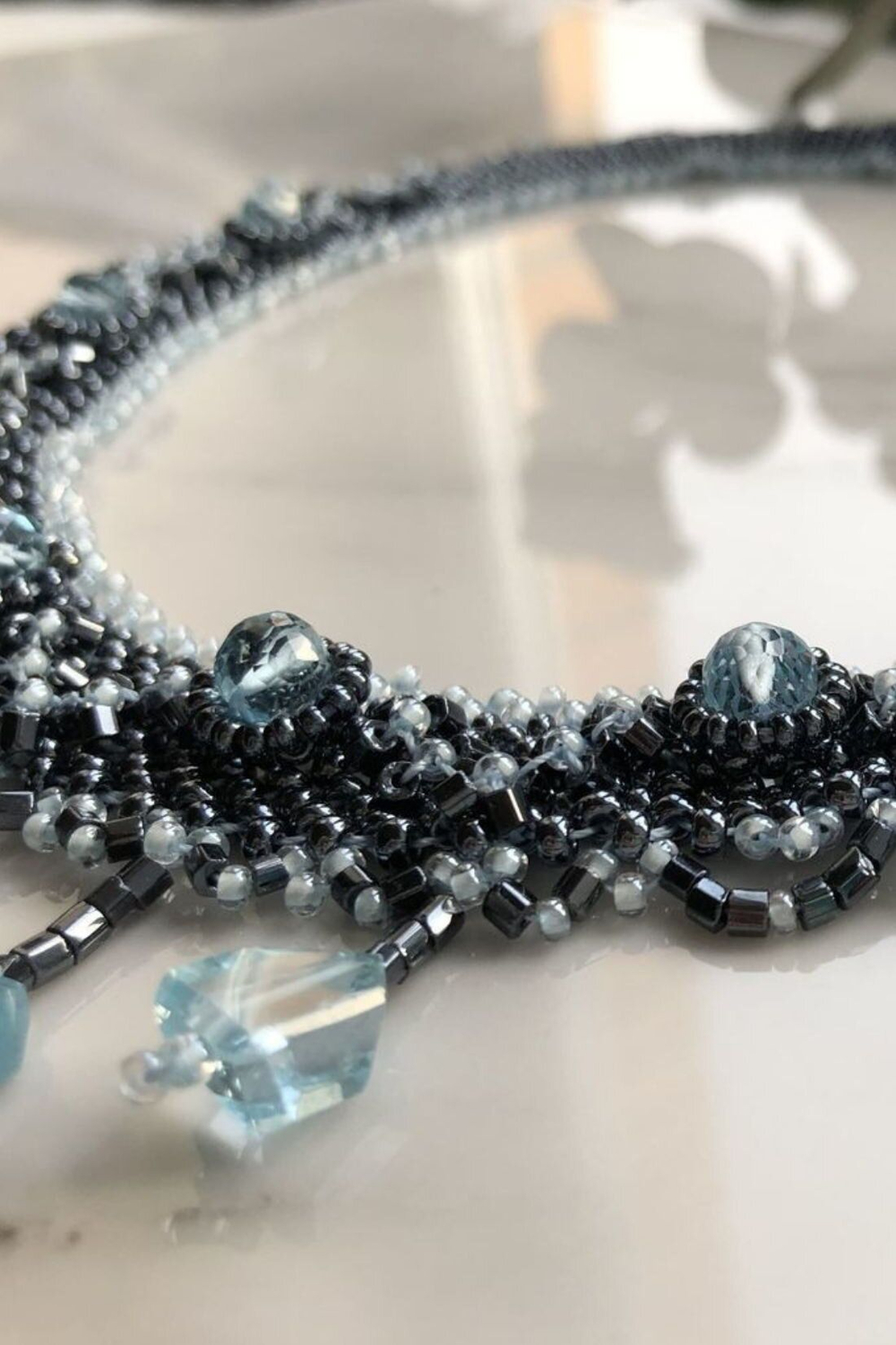 Колье "Снежная королева" ручной работы из бисера и камня голубой топаз