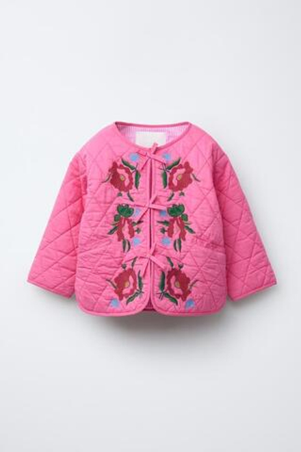 ZARA СТЕГАНЫЙ ЖАКЕТ С ЦВЕТОЧНОЙ ВЫШИВКОЙ, ЦВЕТ ФУКСИИ