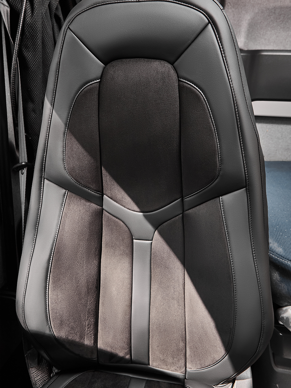 Чехлы Люкс VOLVO FH-13 после 2018 года: водитель от сиденья, пассажир от стойки кабины (один вырез под ремень) (экокожа, черный, черная вставка)