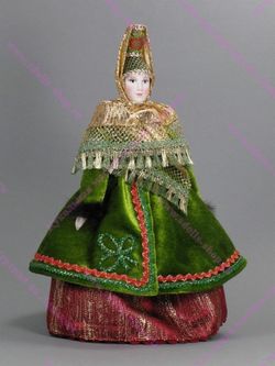 Сувенирная кукла в головном уборе характерном для города Торжка