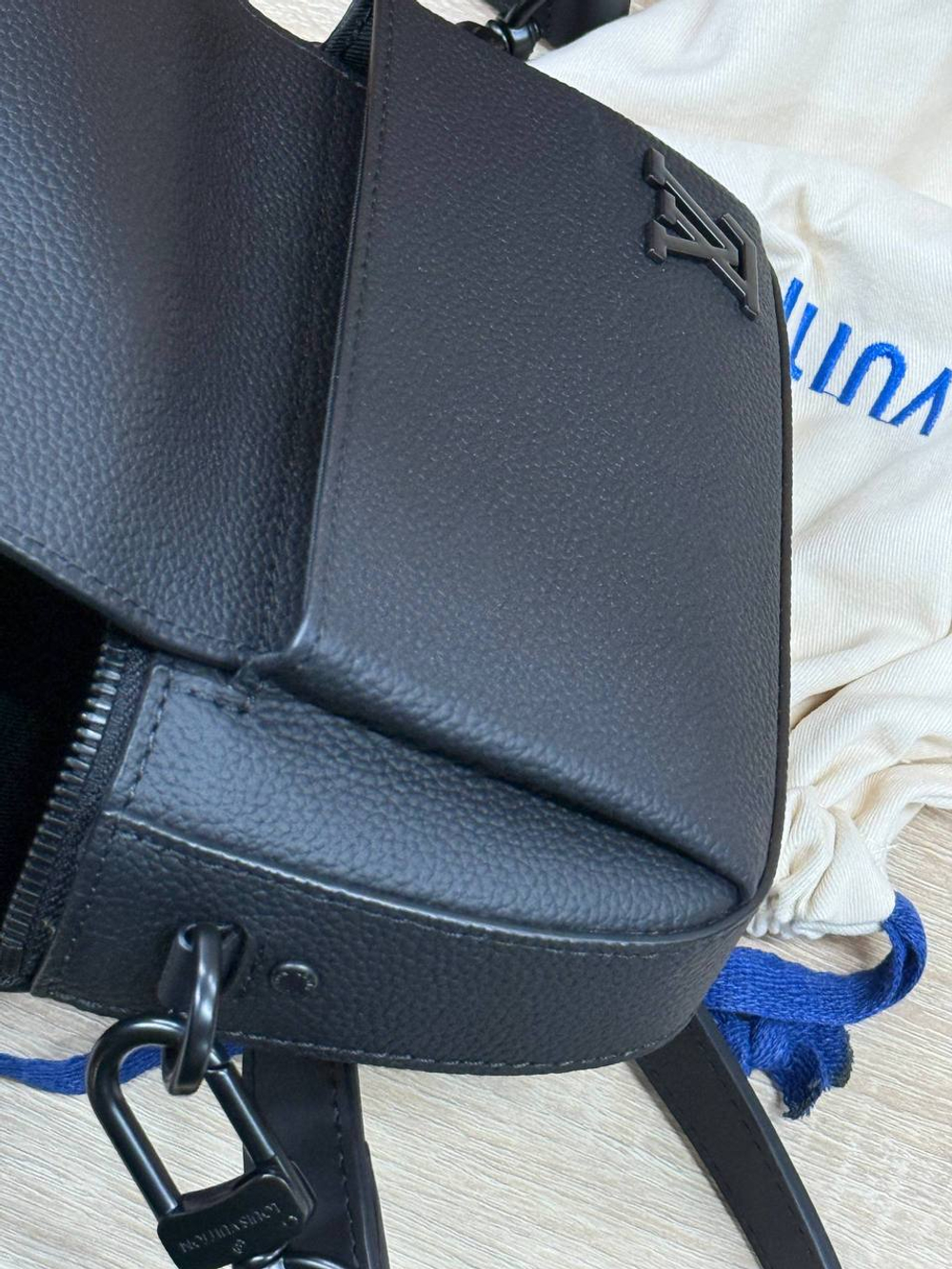 Сумка-мессенджер Louis Vuitton