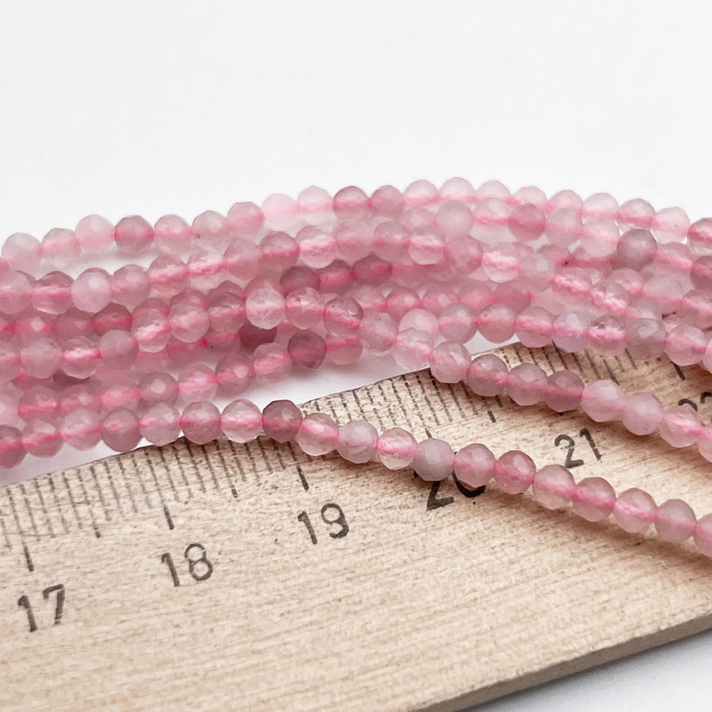 Розовый кварц граненый бусины, диаметр около 3-3,2 мм, цена за нить 38 см