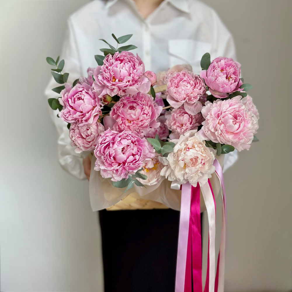 Ароматные пионы «Сара Бернар» в плетеной сумке. Букет 1154