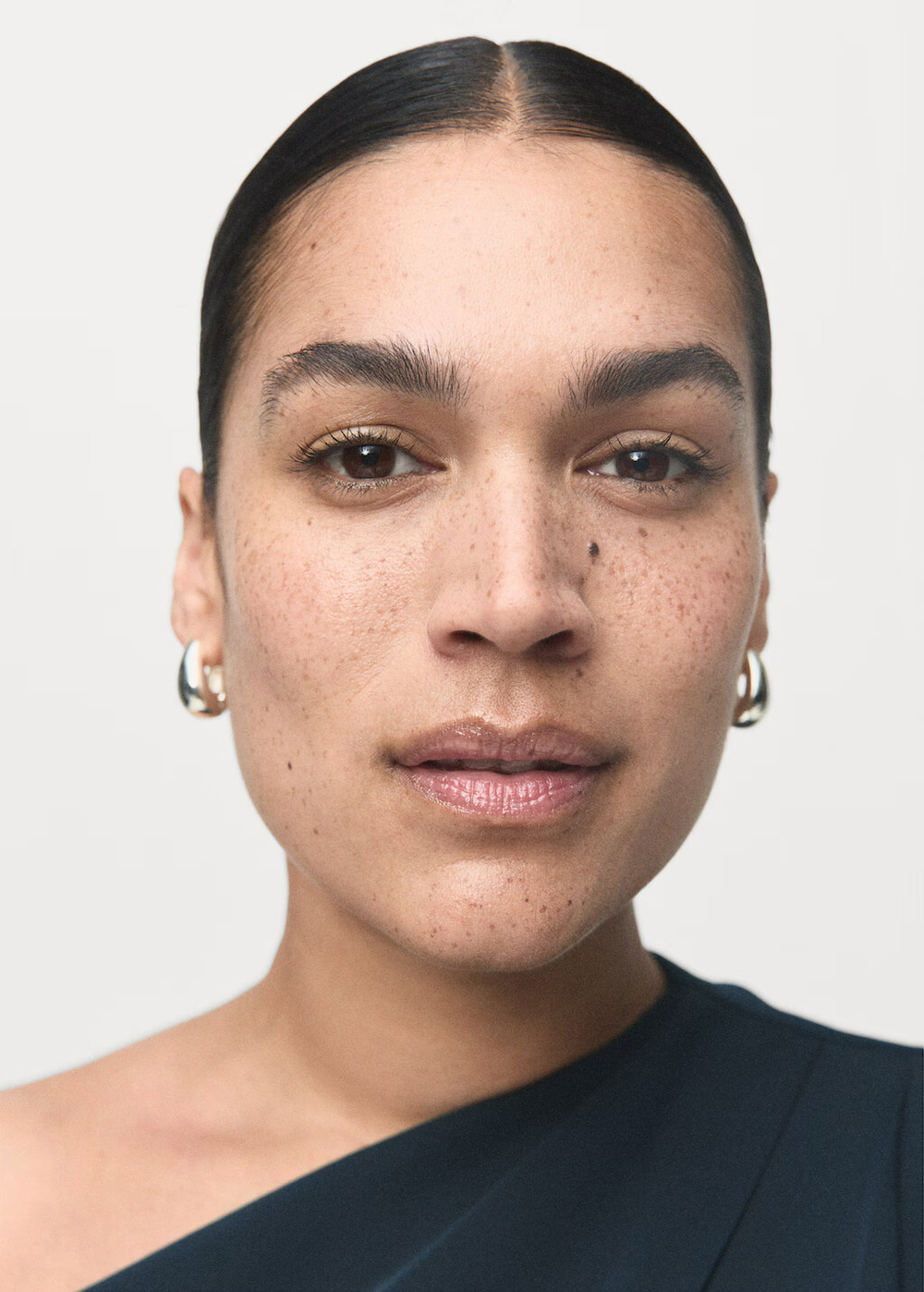 Платье А-силуэта с асимметричным вырезом