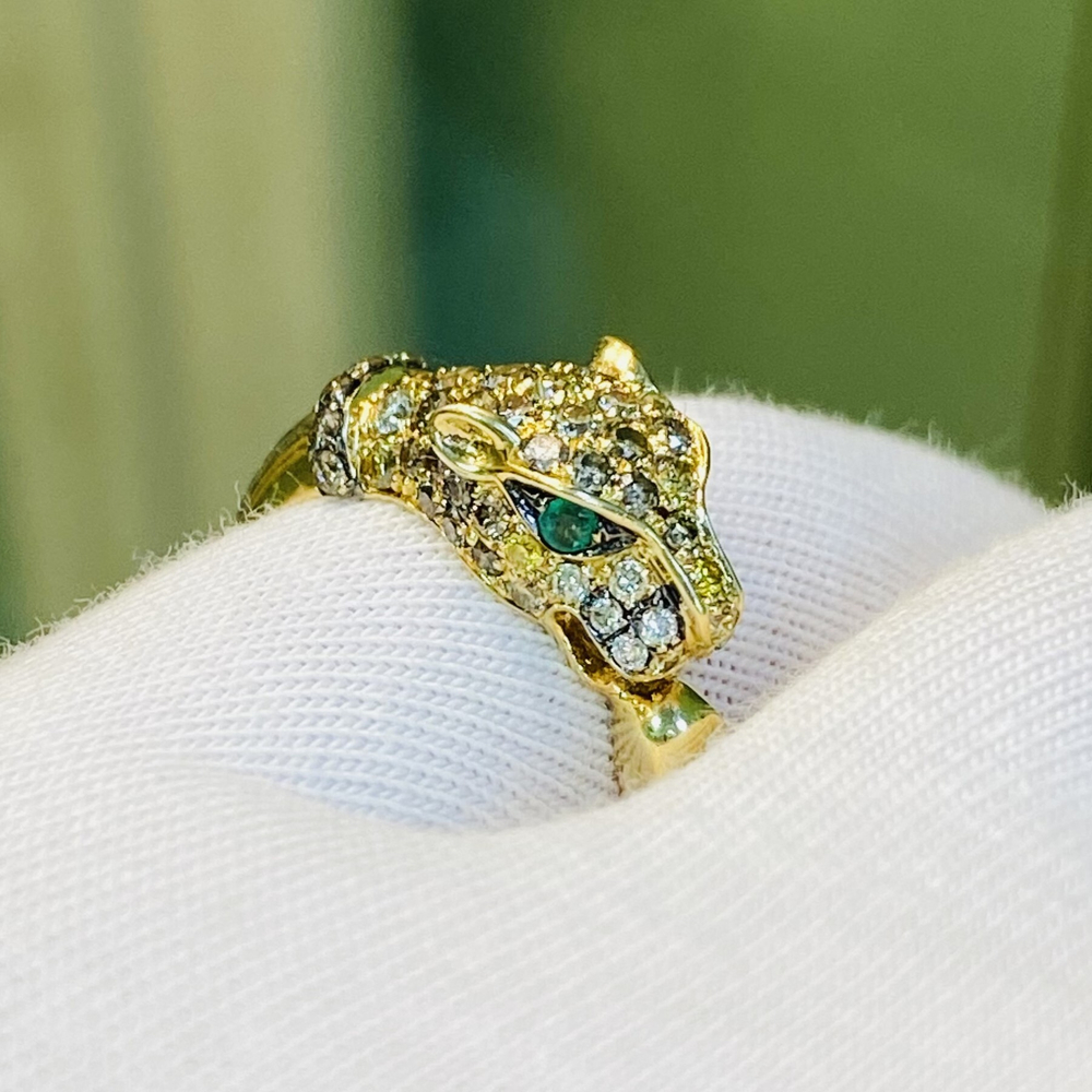 Золотое кольцо пантера с изумрудом и бриллиантами