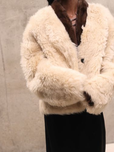 Короткая бежевая шуба из овчины со вставками из меха норки