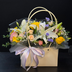 Сумочка с лилией, розами и эустомой