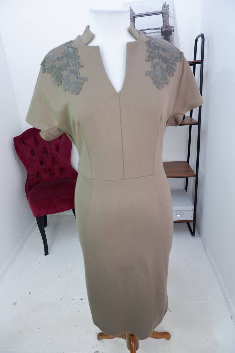 Платье M. Reason с акцентом на плечах, визуально на 46 размер