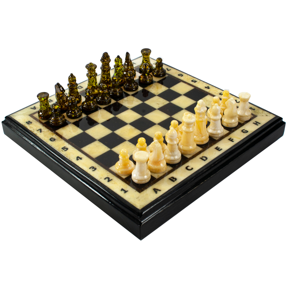 Янтарные шахматы "Изумруд и молоко" и доска-ларец 25 на 25 см