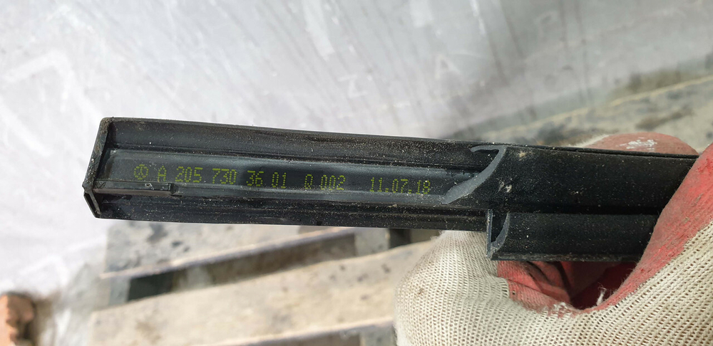 Молдинг двери задней правой Mercedes C (W205) 14-23 Б/У Оригинал A2057303601