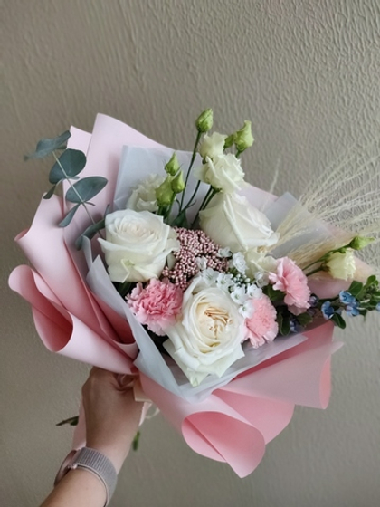 Нежный конфетный букет с пионовидной, кустовой розой, озотамнусом  и эвкалиптом