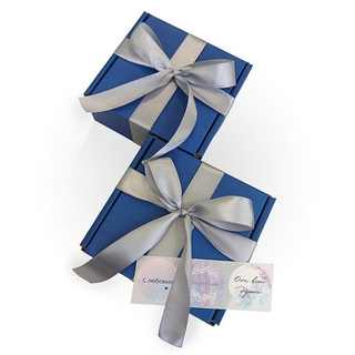 Коробка с лентой+наклейка 135х135х60 синий,сереб.бант 2 шт