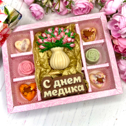 Шоколадный подарок "С Днём медика. Ваза с тюльпанами": шоколадка-надпись и 6 конфет ручной работы