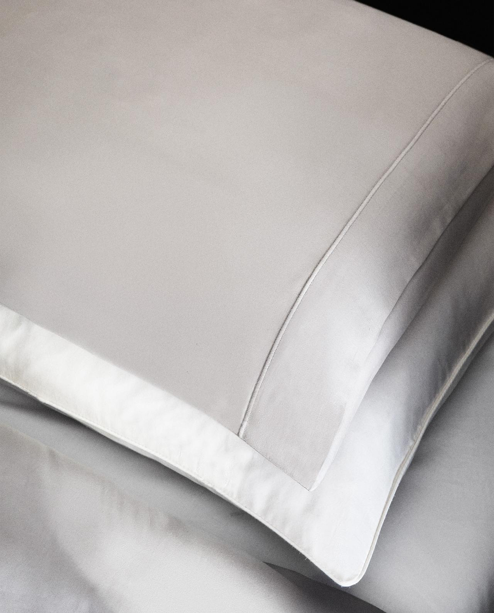 Zara Home - Атласная наволочка с подолом (300 нитей) 80x80 см