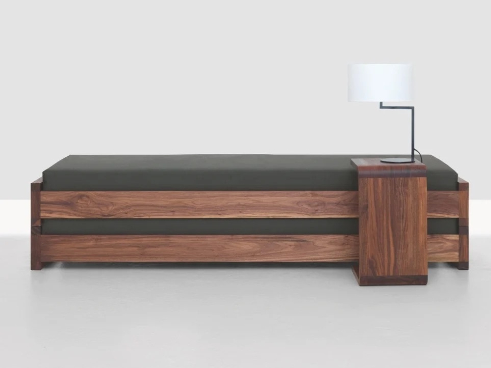 Кровать из массива дерева