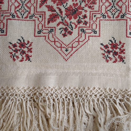 Старинная праздничная скатерть с вышивкой и кистями. 125 х 125 см. Лён. Российская Империя, 19 век.