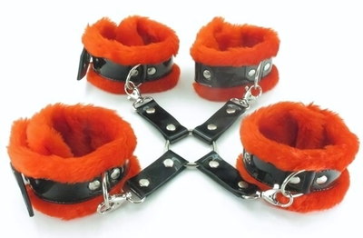 Черно-красная крестообразная меховая фиксация для рук и ног (Цвет: черный с красным)
