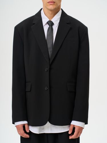 Черный пиджак свободного кроя