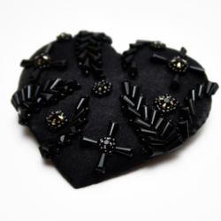 Заколка-сердце с черным декором