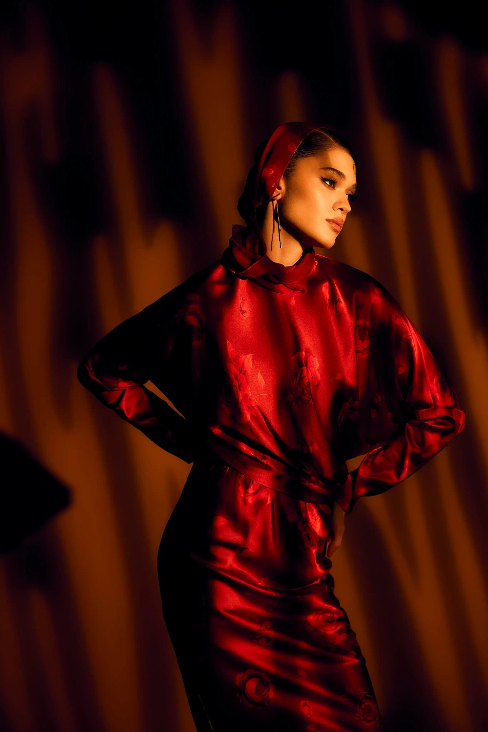 Анита макси (Anita maxi), платье макси из бордового атласа с цветочным принтом