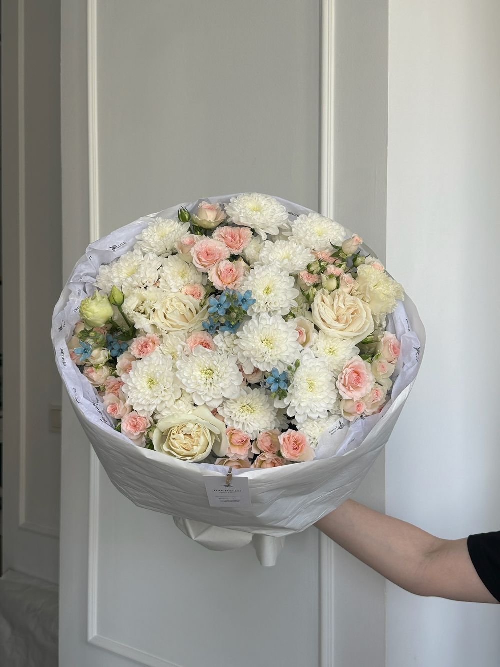 Букет из кустовых роз, одноголовых роз, хризантемы и оксипеталума