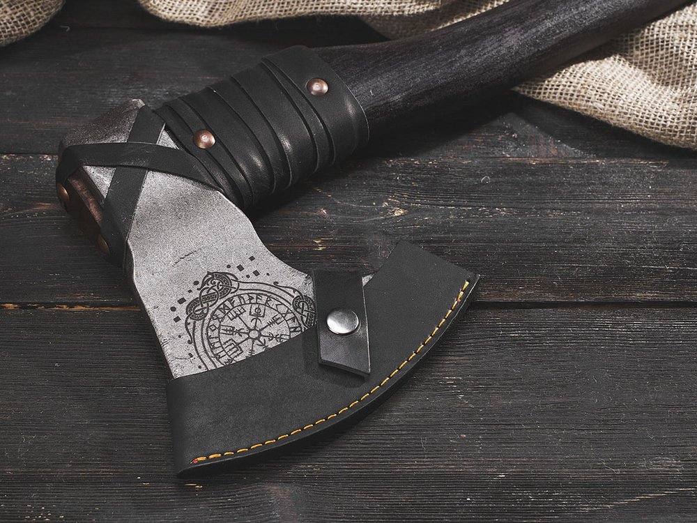 Топор "Руны", рукоять комель берёзы (морилка)