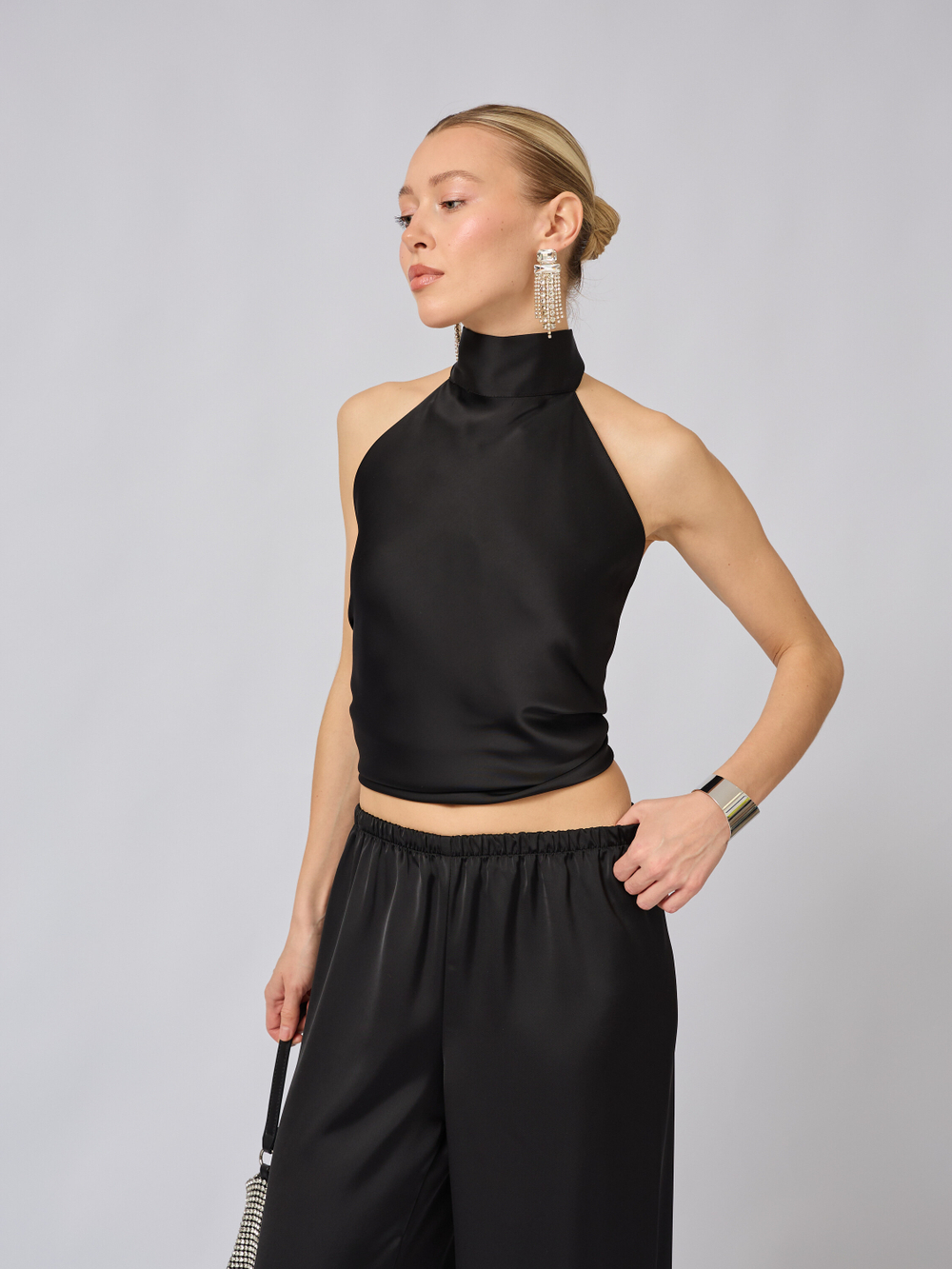 Топ халтер с открытой спиной из атласа