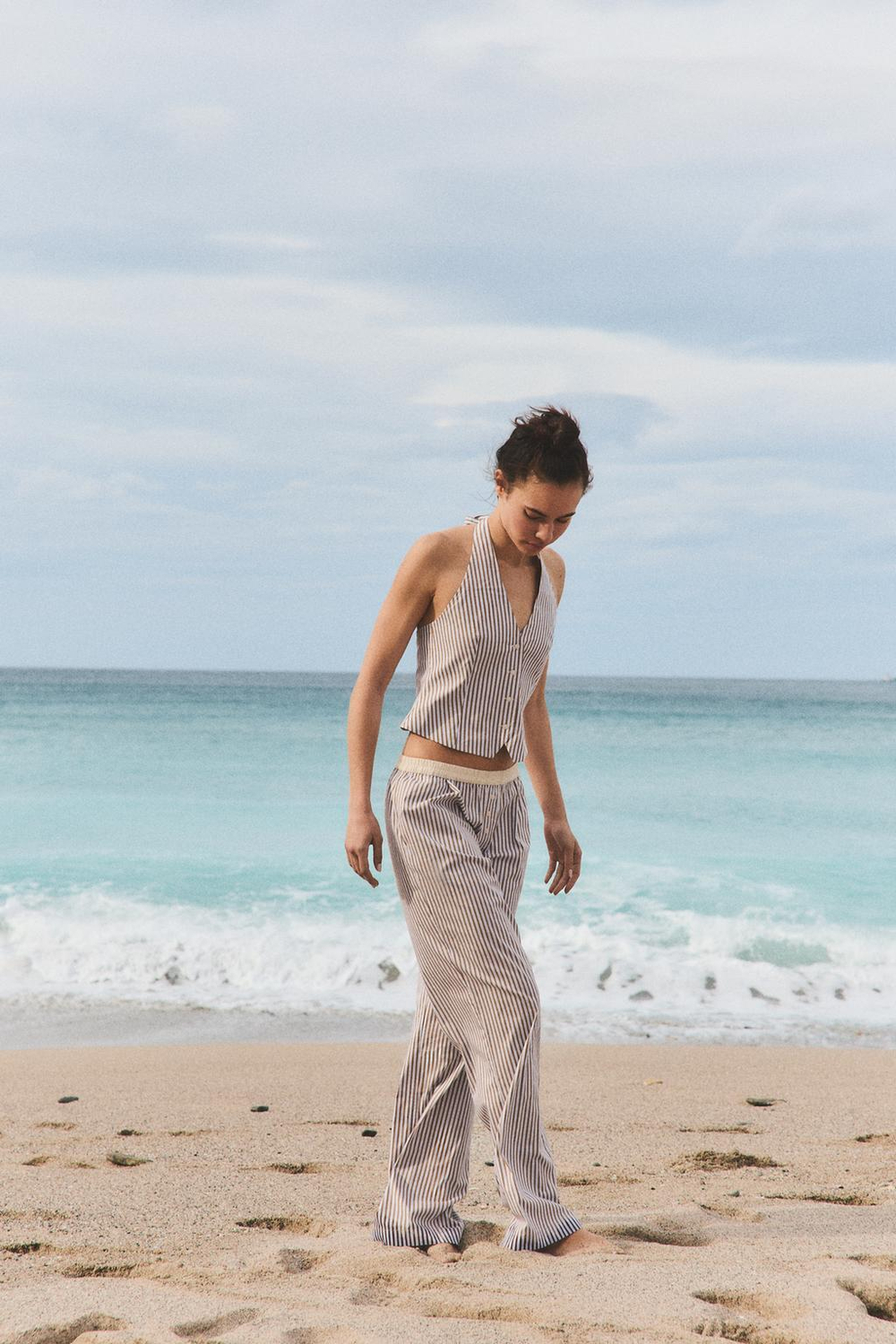 ZARA ТОП В ПОЛОСКУ С ГОРЛОВИНОЙ ХАЛТЕР, КОРИЧНЕВО-СИНИЙ