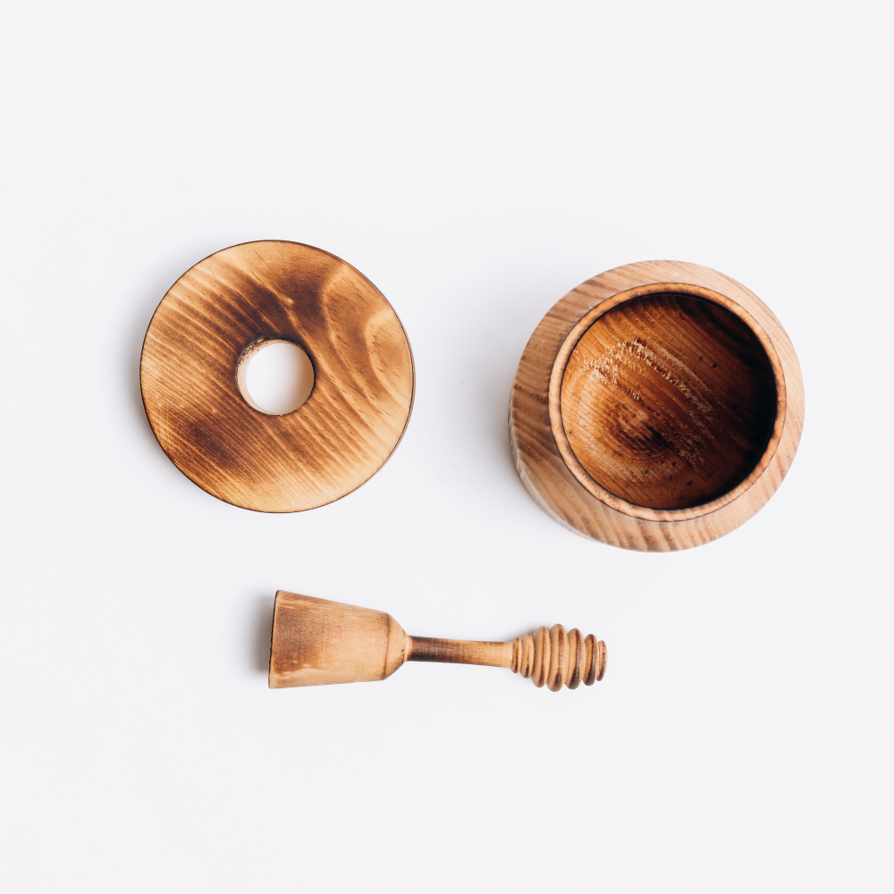 Деревянная чашка (бочонок) для мёда с крышкой и ложечкой для меда из древесины кедра. KD3