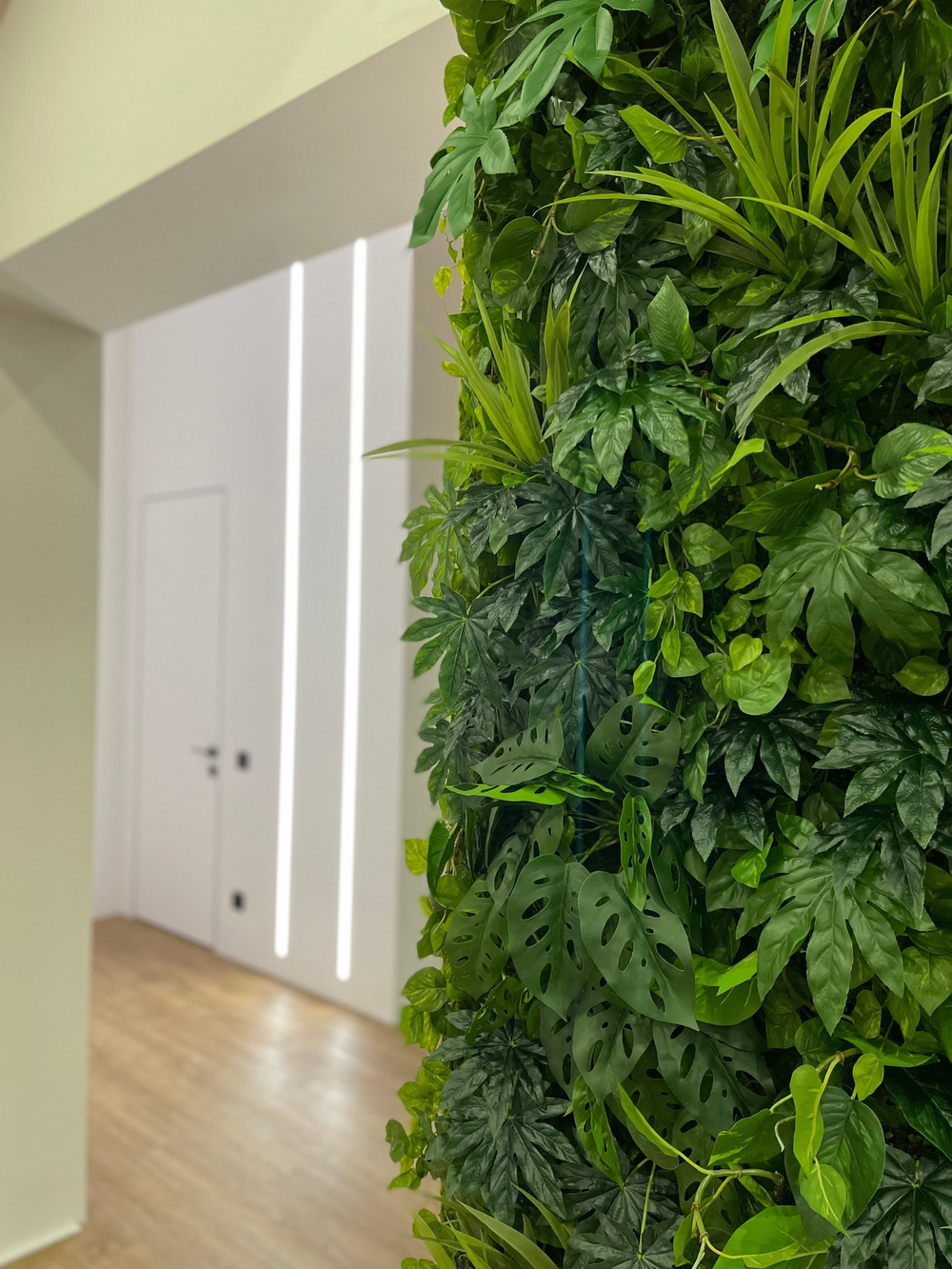 Вертикальное озеленение частного интерьера ботаническими копиями растений