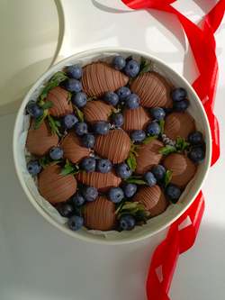 Клубника в шоколаде с голубикой в круглой коробке