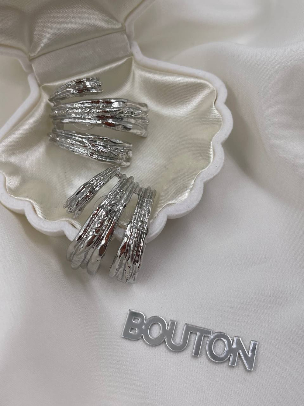 Серьги крупные в серебряном цвете с полосками