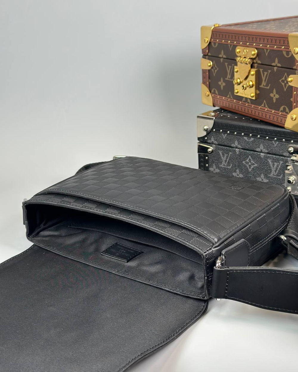 Сумка-мессенджер Louis Vuitton