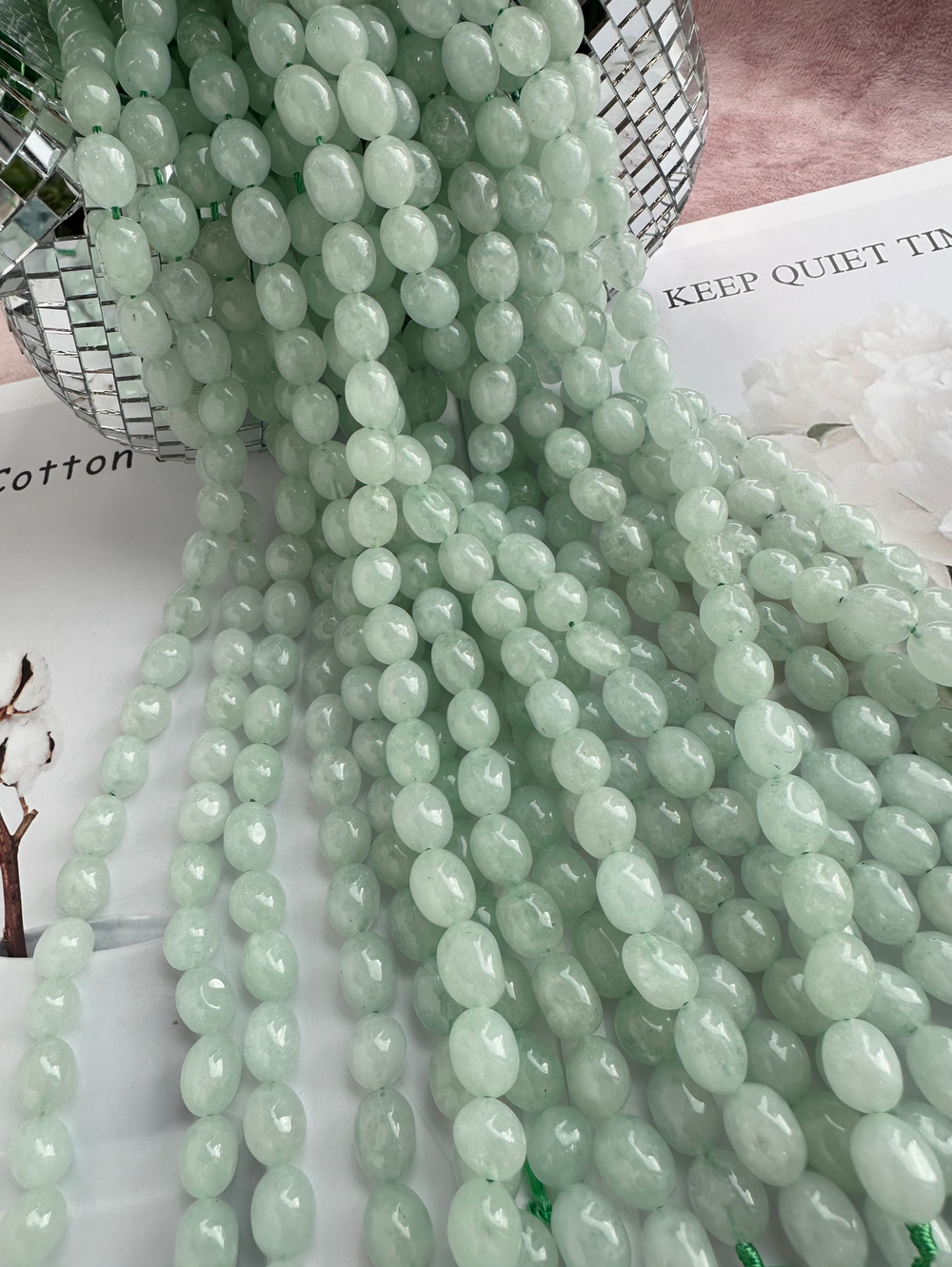 Нить бусин из тонированного кварца 8-9мм (галтовка)