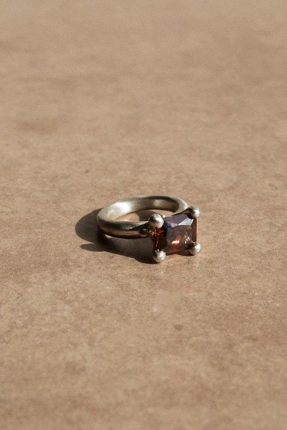 Кольцо Четвертый элемент с коричневым фианитом