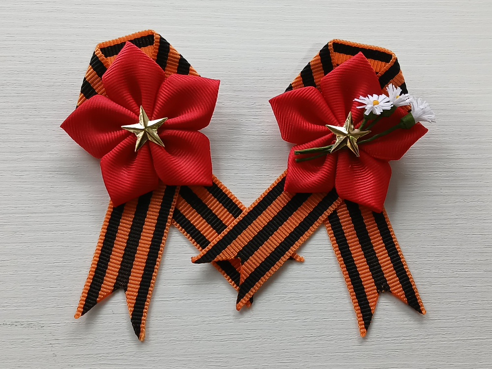 Брошь на 9 мая (Цветок чёрно-белый) из георгиевской ленты