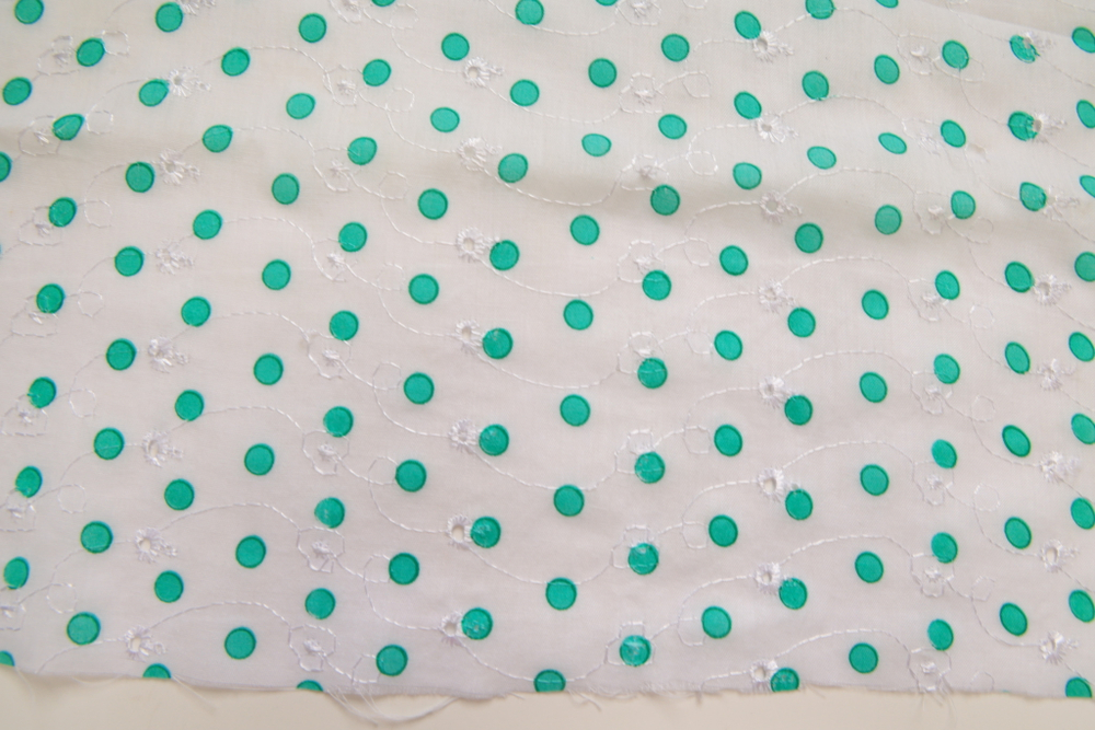 Батист вышивка белый в зеленый горох