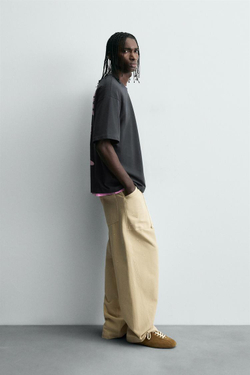 ZARA ФУТБОЛКА С ПРОРЕЗИНЕННЫМИ ПРИНТАМИ, ТЕМНЫЙ АНТРАЦИТ